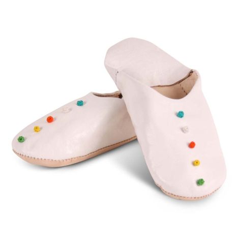 Moroccan slippers Pompoms White